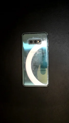 Samsung Galaxy S10e de J**n antes de la reparación de batería y tapa trasera