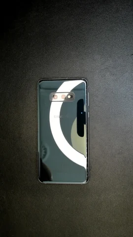 Foto tomada del Samsung Galaxy S10e de J**n posterior a la reparación de batería y tapa trasera el 14 de Agosto de 2023