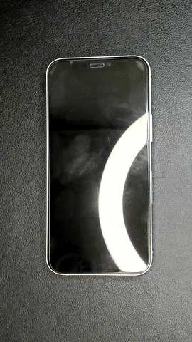 Apple iPhone 12 mini de J***e antes de la reparación de pantalla y tapa trasera