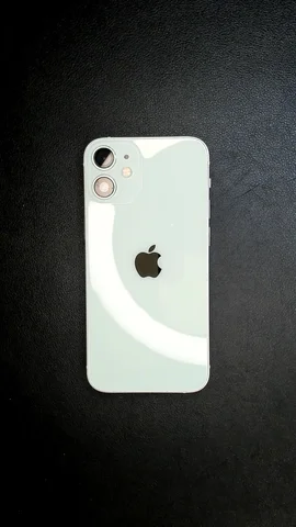 Foto tomada del Apple iPhone 12 mini de J***e posterior a la reparación de pantalla y tapa trasera el 16 de Agosto de 2023