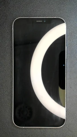 Foto tomada del Apple iPhone 12 Pro de J****r posterior a la reparación de puerto de carga el 22 de Agosto de 2023