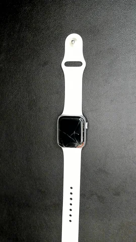 Apple Watch SE 40mm de M*****o antes de la reparación de cristal (sólo cristal y no el digitalizador)