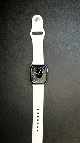 Foto tomada del Apple Watch SE 40mm de M*****o posterior a la reparación de cristal (sólo cristal y no el digitalizador) el 22 de Agosto de 2023