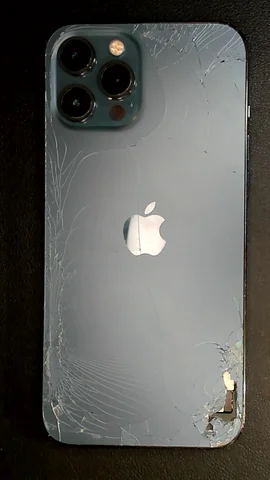 Apple iPhone 12 Pro Max de L***a antes de la reparación de tapa trasera