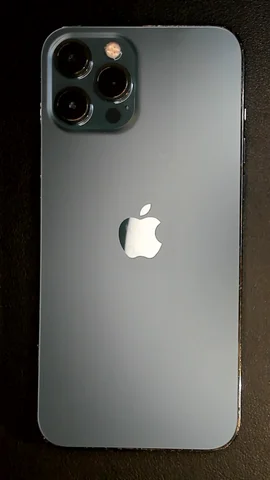 Foto tomada del Apple iPhone 12 Pro Max de L***a posterior a la reparación de tapa trasera el 30 de Agosto de 2023