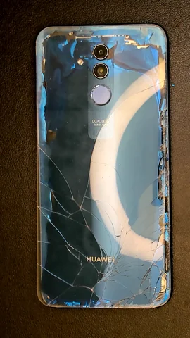 Huawei Mate 20 lite de R****l antes de la reparación de batería y tapa trasera y puerto de carga y micrófono