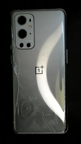 OnePlus 9 Pro de V******n antes de la reparación de tapa trasera