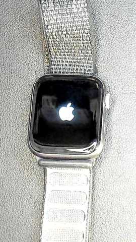 Foto tomada del Apple Watch Serie 4 44mm de M****l posterior a la reparación de batería y cristal digitalizador el 8 de Septiembre de 2023