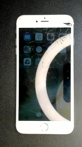 Apple iPhone 6s Plus de M***a antes de la reparación de pantalla