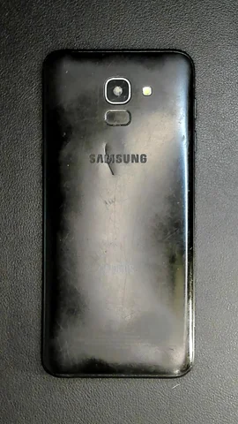 Samsung Galaxy J6 de D****l antes de la reparación de lente de cámara trasera