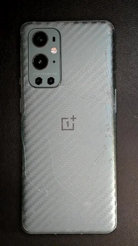 OnePlus 9 Pro de P***o antes de la reparación de tapa trasera