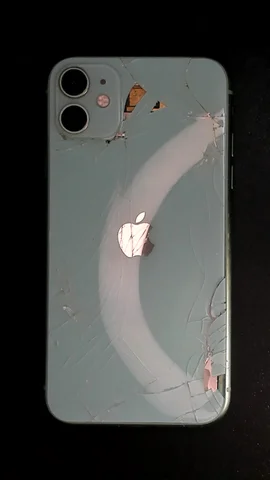 Apple iPhone 11 de A*****o antes de la reparación de pantalla y tapa trasera