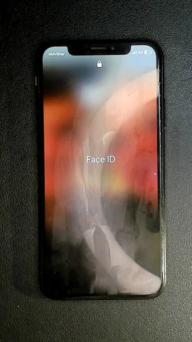 Apple iPhone X de M***a antes de la reparación de auricular