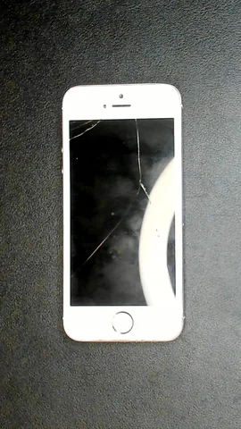 Apple iPhone SE de A****a antes de la reparación de pantalla