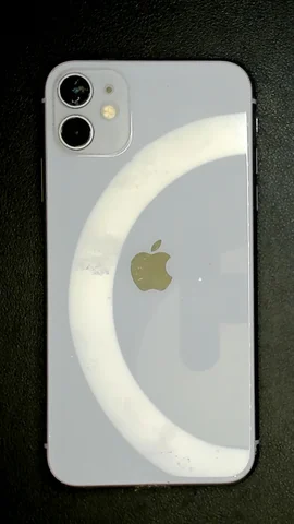 Apple iPhone 11 de M****a antes de la reparación de lente de cámara trasera