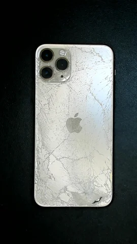 Apple iPhone 11 Pro de J**e antes de la reparación de tapa trasera