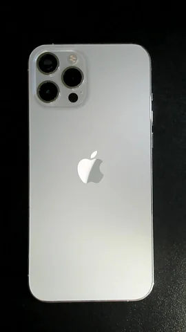 Apple iPhone 12 Pro Max de A****s antes de la reparación de lente de cámara trasera