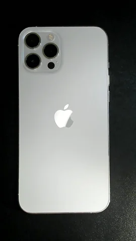 Foto tomada del Apple iPhone 12 Pro Max de A****s posterior a la reparación de lente de cámara trasera el 25 de Octubre de 2023