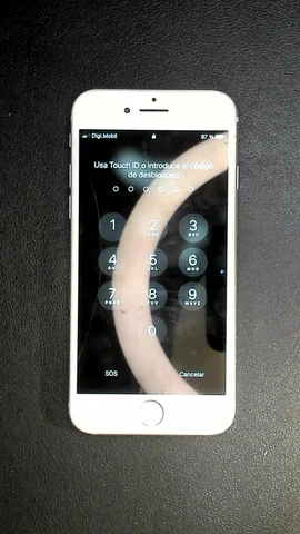 Apple iPhone 8 de A*****o antes de la reparación de pantalla y tapa trasera