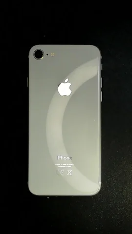 Foto tomada del Apple iPhone 8 de A*****o posterior a la reparación de pantalla y tapa trasera el 30 de Octubre de 2023