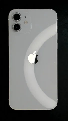 Foto tomada del Apple iPhone 12 de H****n posterior a la reparación de tapa trasera el 4 de Noviembre de 2023