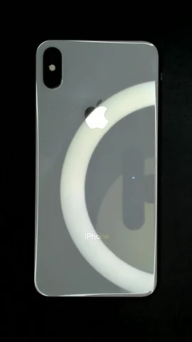 Foto tomada del Apple iPhone XS Max de S**a posterior a la reparación de batería y tapa trasera el 6 de Noviembre de 2023