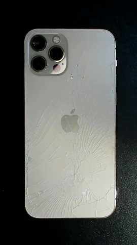 Apple iPhone 12 Pro de M***a antes de la reparación de lente de cámara trasera