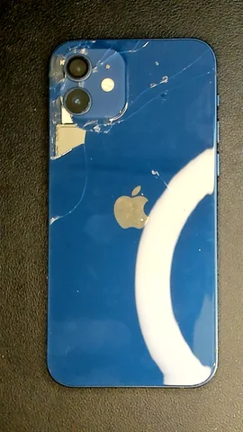 Apple iPhone 12 de M***a antes de la reparación de tapa trasera