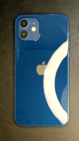 Foto tomada del Apple iPhone 12 de M***a posterior a la reparación de tapa trasera el 21 de Noviembre de 2023