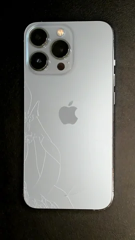 Apple iPhone 13 Pro de A*****o antes de la reparación de tapa trasera