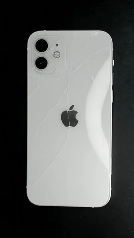 Apple iPhone 12 de A****a antes de la reparación de tapa trasera