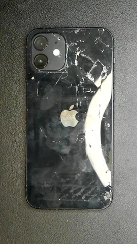 Apple iPhone 12 de C****a antes de la reparación de pantalla y tapa trasera