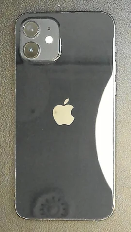 Foto tomada del Apple iPhone 12 de C****a posterior a la reparación de pantalla y tapa trasera el 1 de Diciembre de 2023