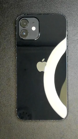 Foto tomada del Apple iPhone 12 de D****l posterior a la reparación de tapa trasera el 1 de Diciembre de 2023