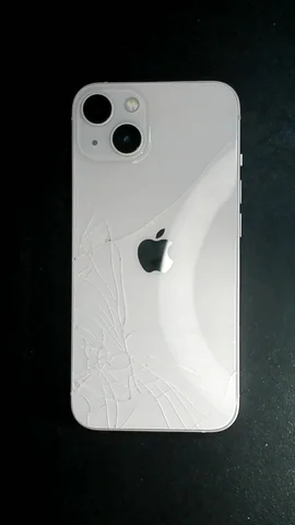 Apple iPhone 13 de M****l antes de la reparación de tapa trasera