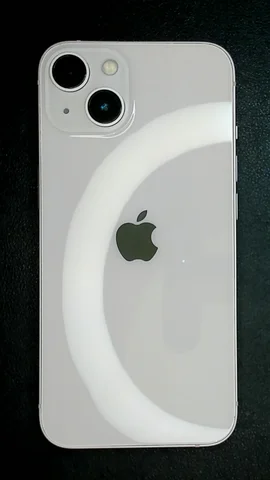 Foto tomada del Apple iPhone 13 de M****l posterior a la reparación de tapa trasera el 4 de Diciembre de 2023