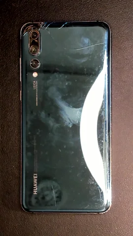 Huawei P20 Pro de F*******o antes de la reparación de pantalla y tapa trasera