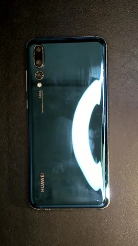 Foto tomada del Huawei P20 Pro de F*******o posterior a la reparación de pantalla y tapa trasera el 4 de Diciembre de 2023