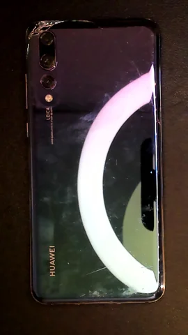 Huawei P20 Pro de E*******a antes de la reparación de tapa trasera