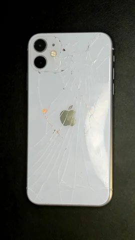 Apple iPhone 11 de D****l antes de la reparación de tapa trasera