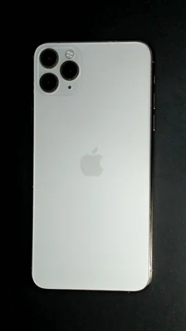 Foto tomada del Apple iPhone 11 Pro Max de G**n posterior a la reparación de pantalla y tapa trasera el 18 de Diciembre de 2023