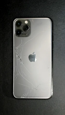 Apple iPhone 11 Pro de J**é antes de la reparación de lente de cámara trasera y tapa trasera