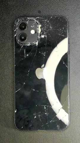 Apple iPhone 12 de P****a antes de la reparación de batería y tapa trasera