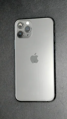 Apple iPhone 11 Pro de G****a antes de la reparación de cámara trasera y lente de cámara trasera