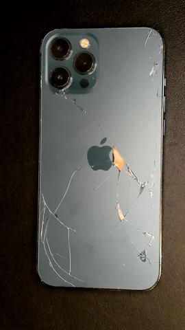 Apple iPhone 12 Pro Max de L***a antes de la reparación de tapa trasera