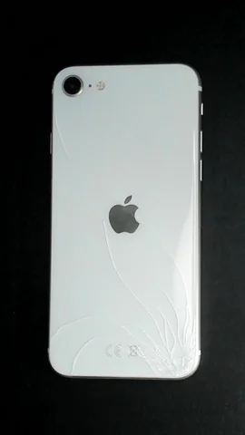 Apple iPhone SE (2020) de L***a antes de la reparación de pantalla y tapa trasera