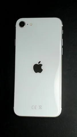 Foto tomada del Apple iPhone SE (2020) de L***a posterior a la reparación de pantalla y tapa trasera el 8 de Enero de 2024