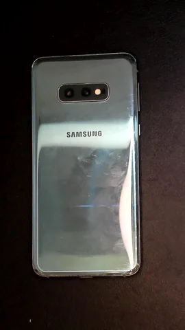 Samsung Galaxy S10e de J****r antes de la reparación de lente de cámara trasera