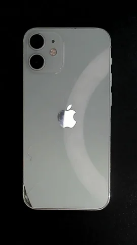 Apple iPhone 12 mini de A*****o antes de la reparación de batería y tapa trasera