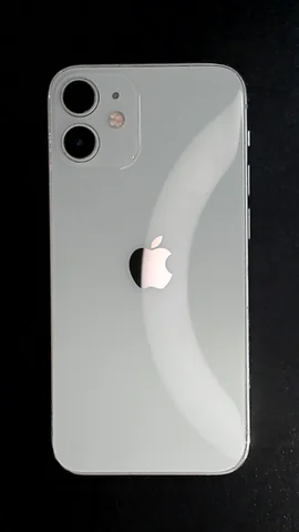 Foto tomada del Apple iPhone 12 mini de A*****o posterior a la reparación de batería y tapa trasera el 11 de Enero de 2024